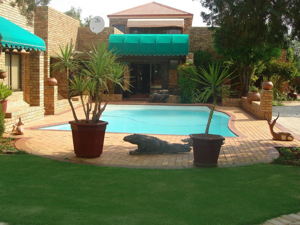 Boga Legaba Guest House & Conference Centre مافكينج المظهر الخارجي الصورة